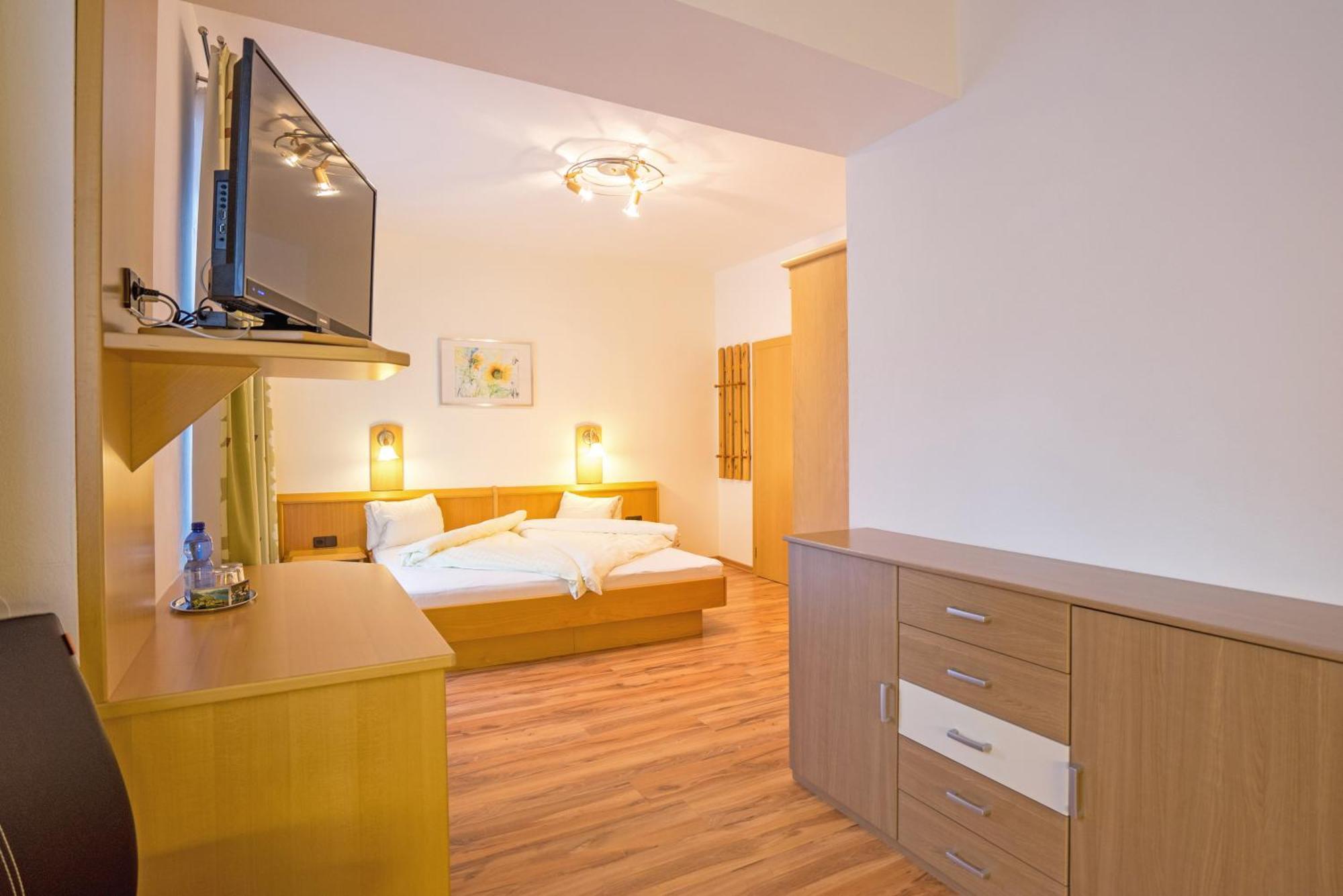 Haus Stampfer Hotel Weissensee Room photo